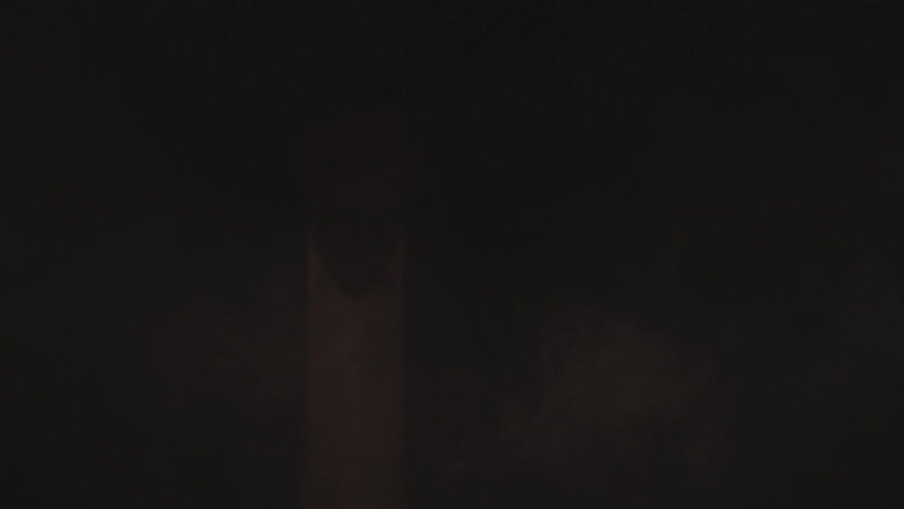 4k特写慢动作视频，男性的脸在阴影和烟雾。视频素材