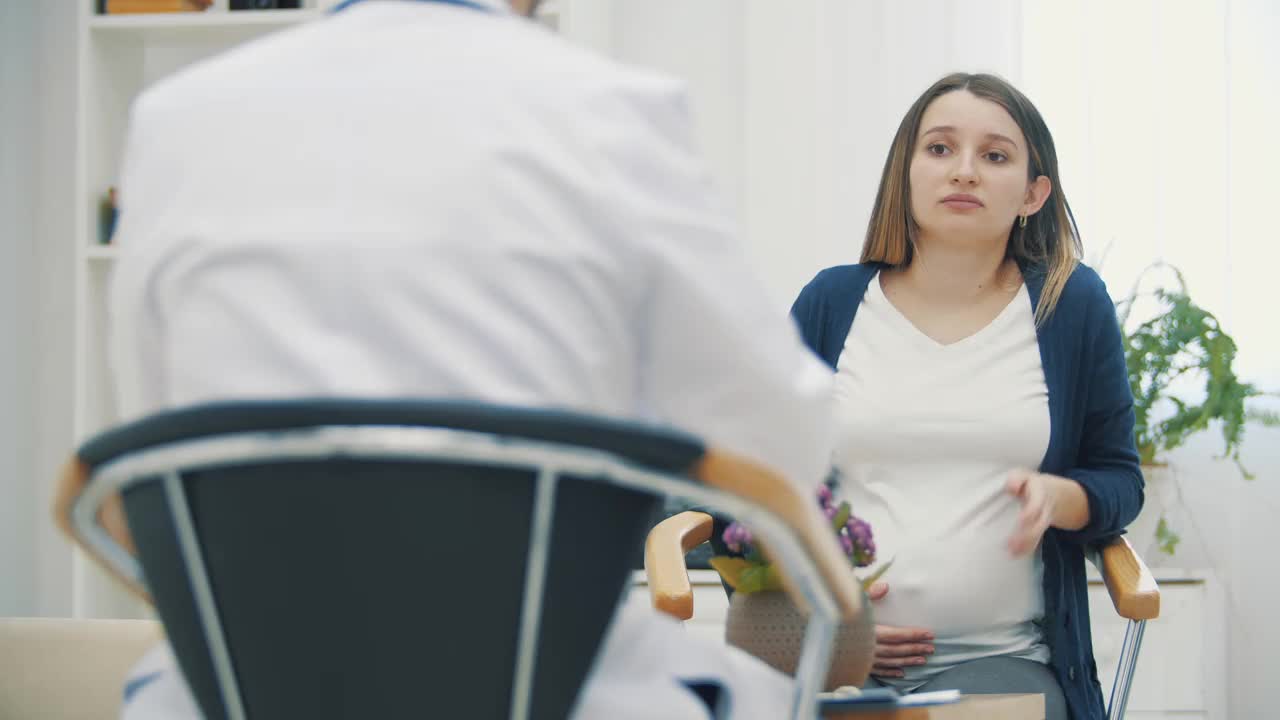 一段4k的孕妇和医生对话的视频。视频素材