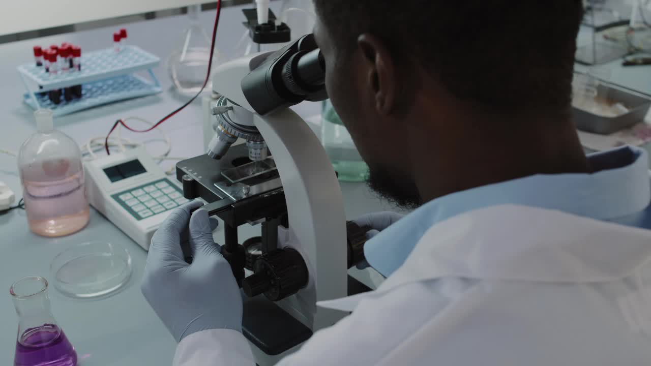 非裔美国男性科学家使用显微镜视频素材