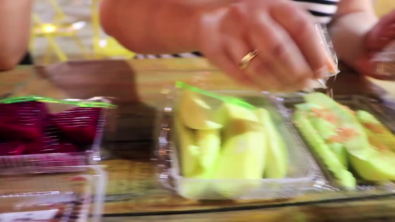 泰国曼谷街头小吃的芒果。视频素材