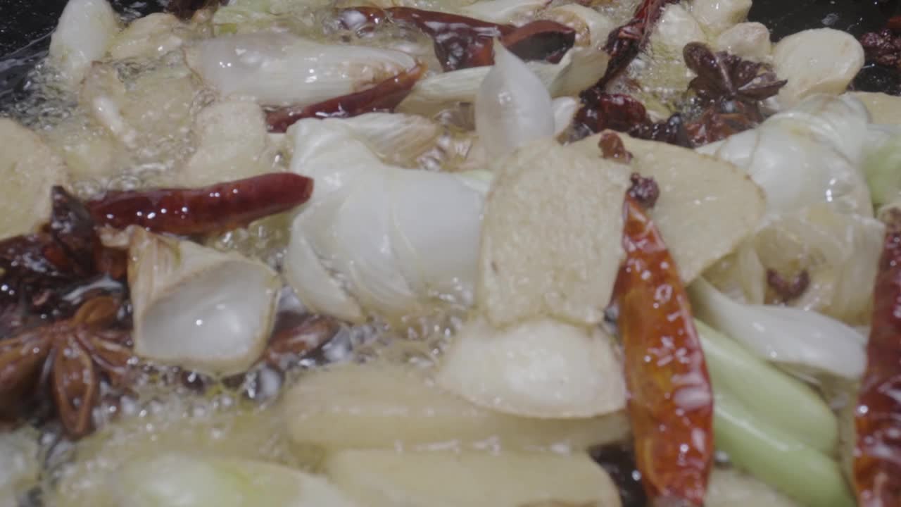 中国厨师用锅煎鹅视频下载