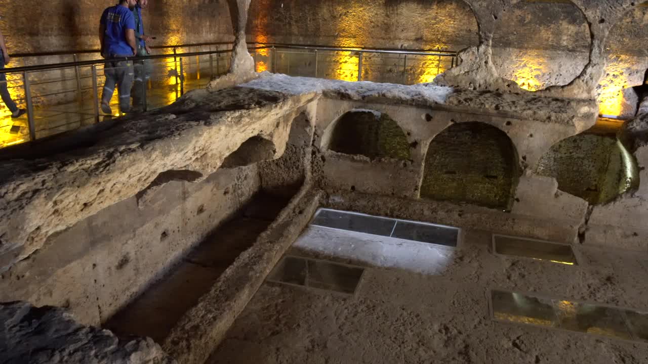 土耳其东南部达拉古城的墓地(画廊墓地)视频下载