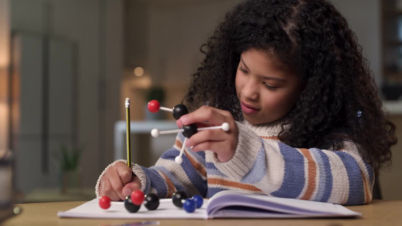 4k视频记录了一个小女孩独自坐在家里，一边做科学作业一边沉思视频素材