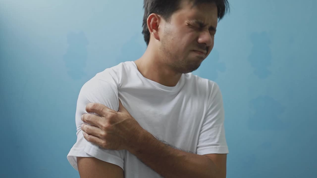亚洲男子感到肩膀疼痛视频下载