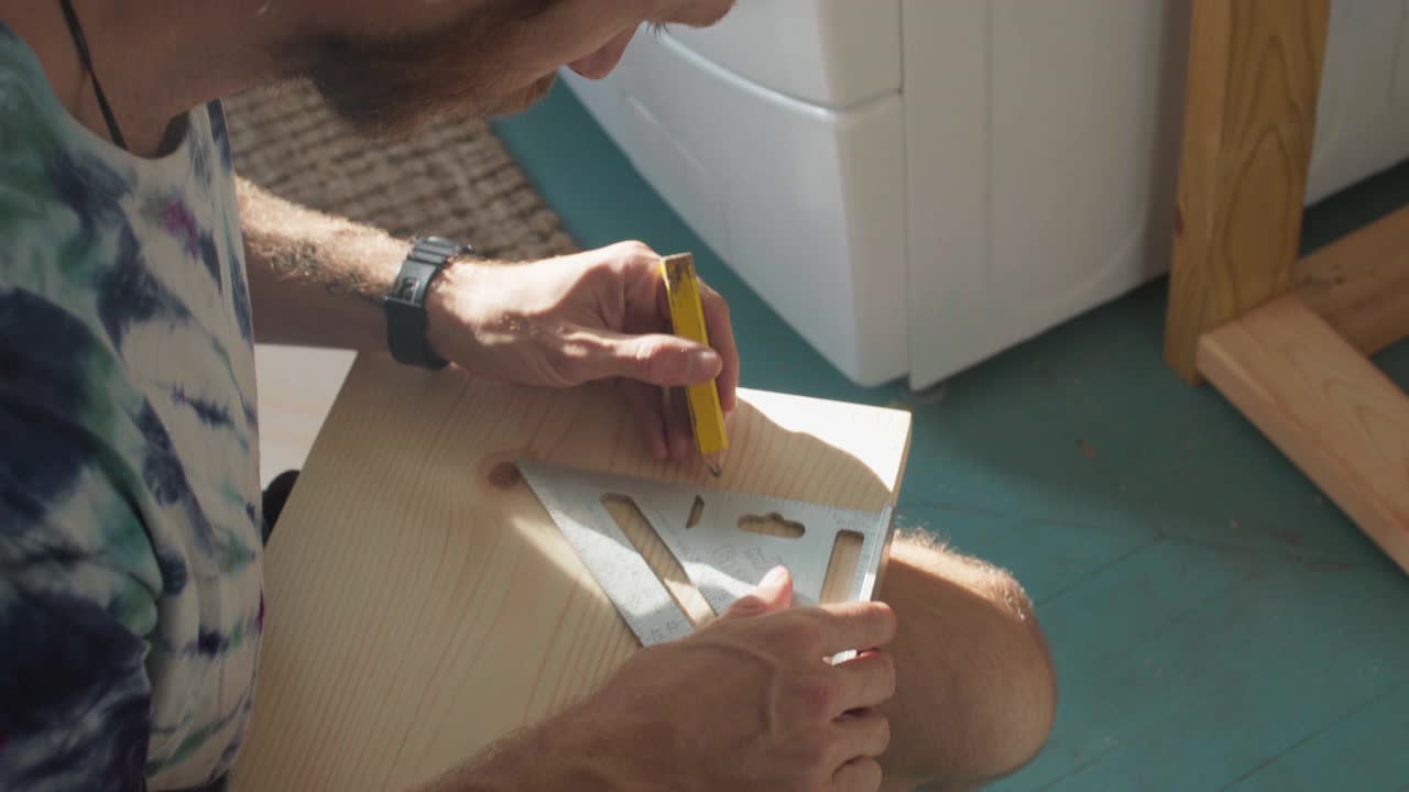 专注的年轻人在木板上画剪纸的MCU视频素材