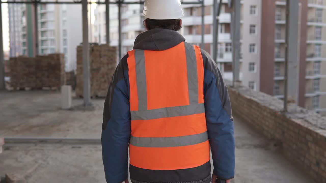 工头巡视建筑工地，检查工作是否完成。视频素材