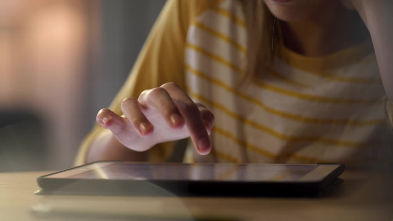 一个陌生女孩独自坐在家里用数码平板电脑的4k视频片段视频素材