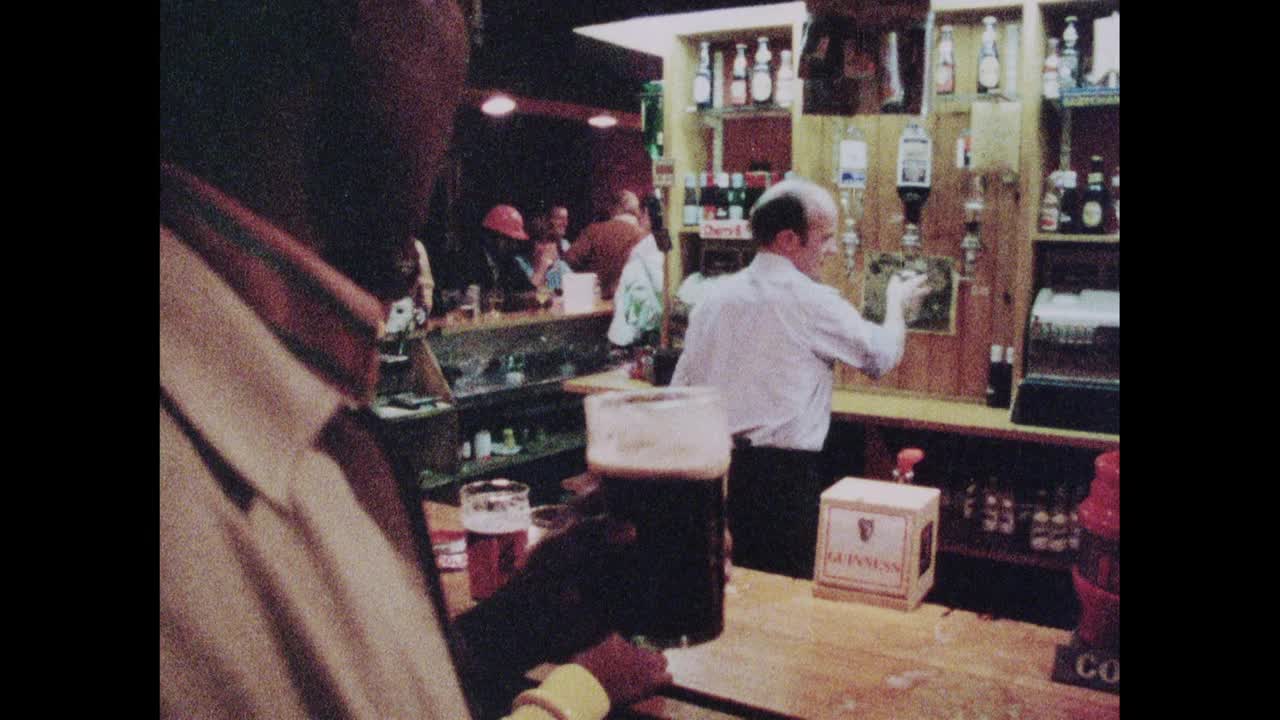 在伦敦酒吧里点饮料的人;1973视频下载