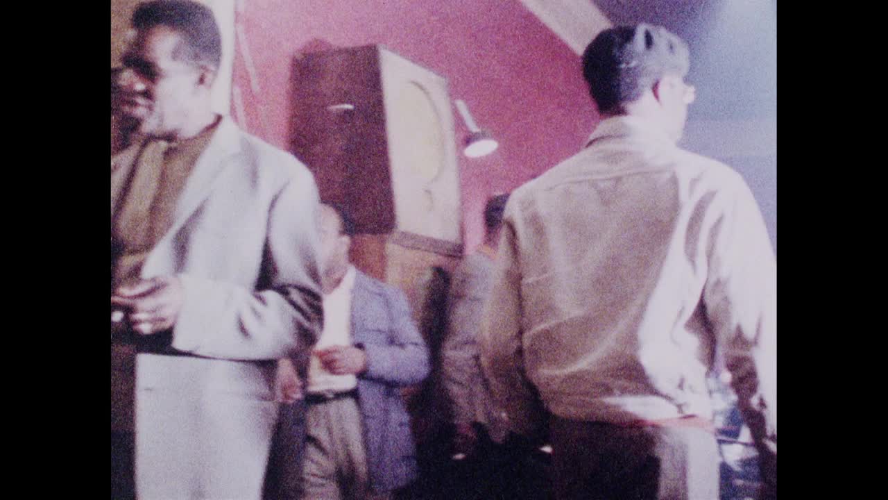 在伦敦布里克斯顿，人们在酒吧里玩多米诺骨牌;1973视频素材