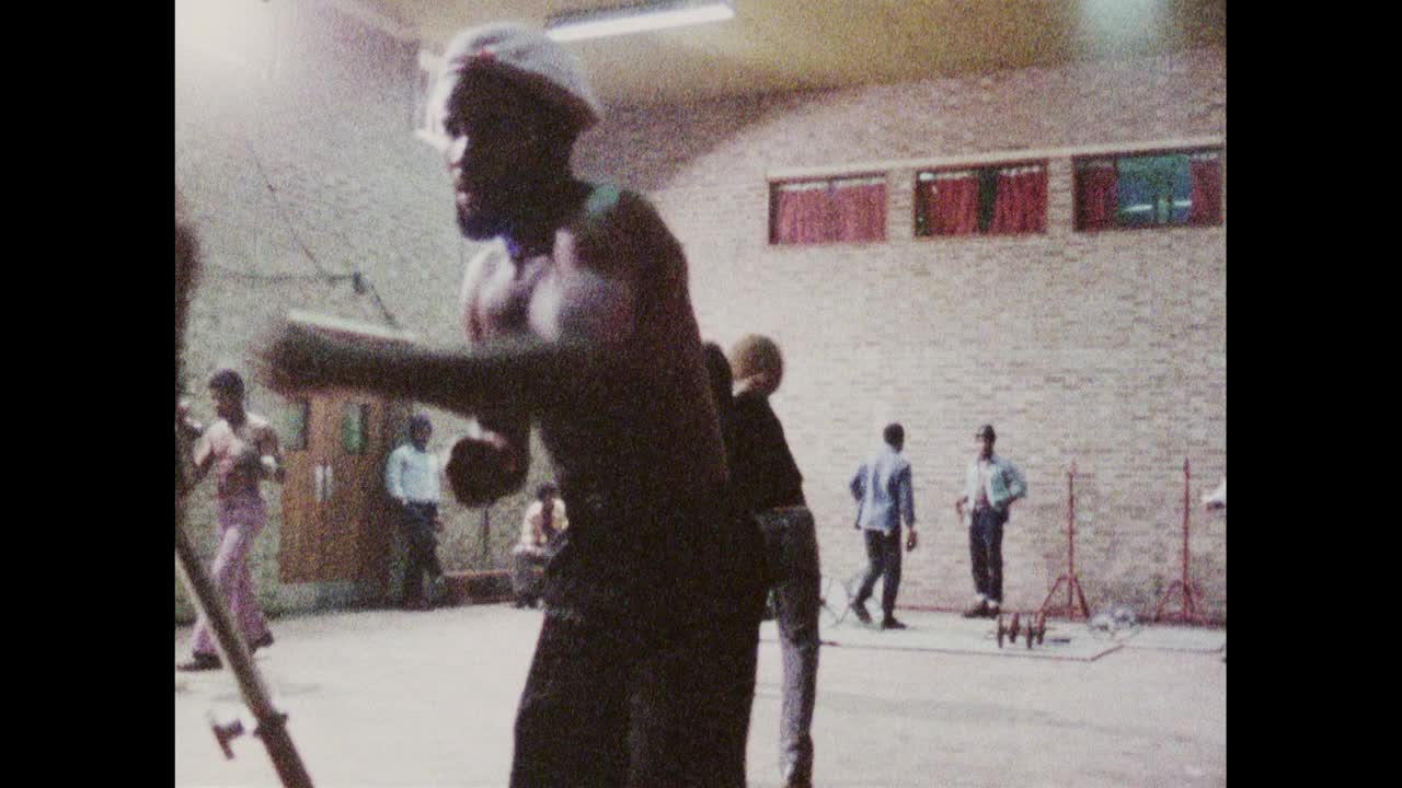 在布里克斯顿一家青年俱乐部里打拳击的年轻人;1973视频素材