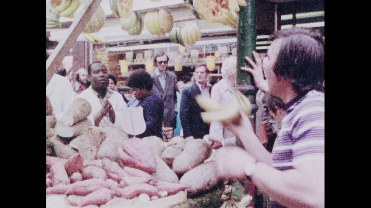 布里克斯顿繁忙的水果和蔬菜市场摊位;1973视频素材