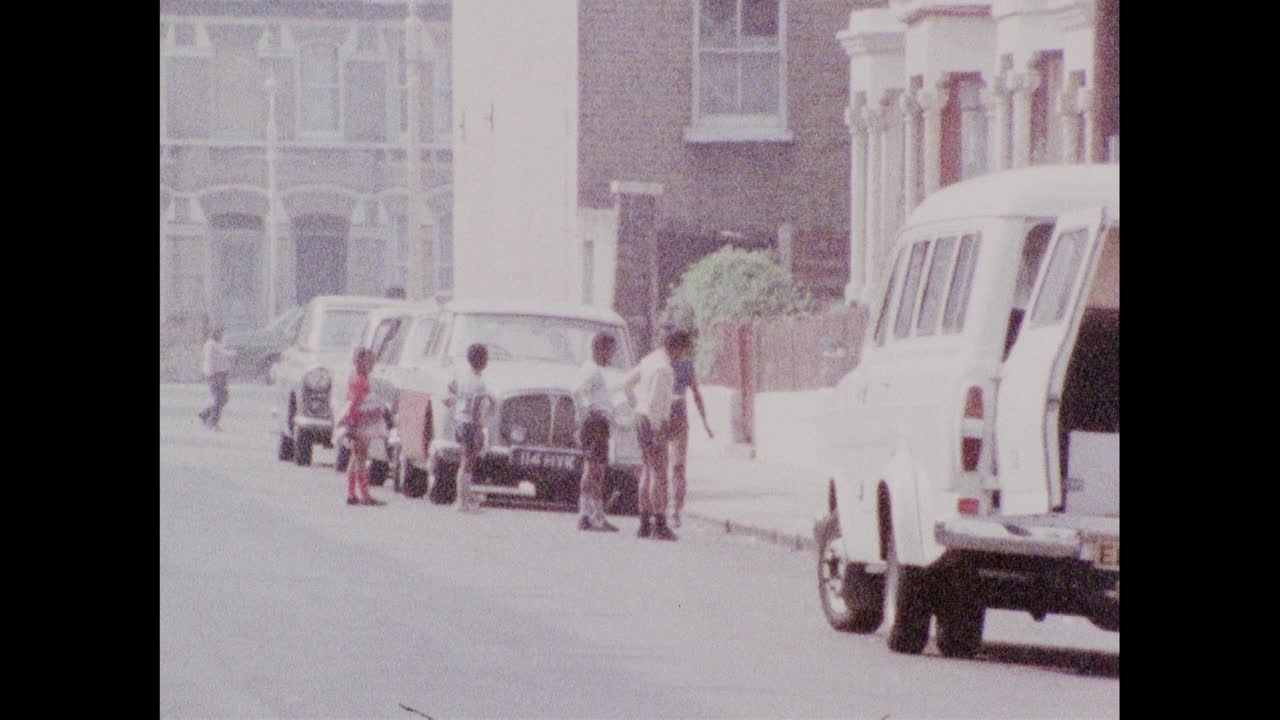在布里克斯顿住宅区路上玩耍的孩子们;1973视频素材