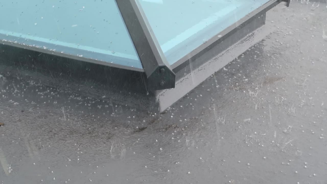 小块冰冷的冰雹风暴石头打在灰色的平屋顶灯笼上，弹跳着视频下载