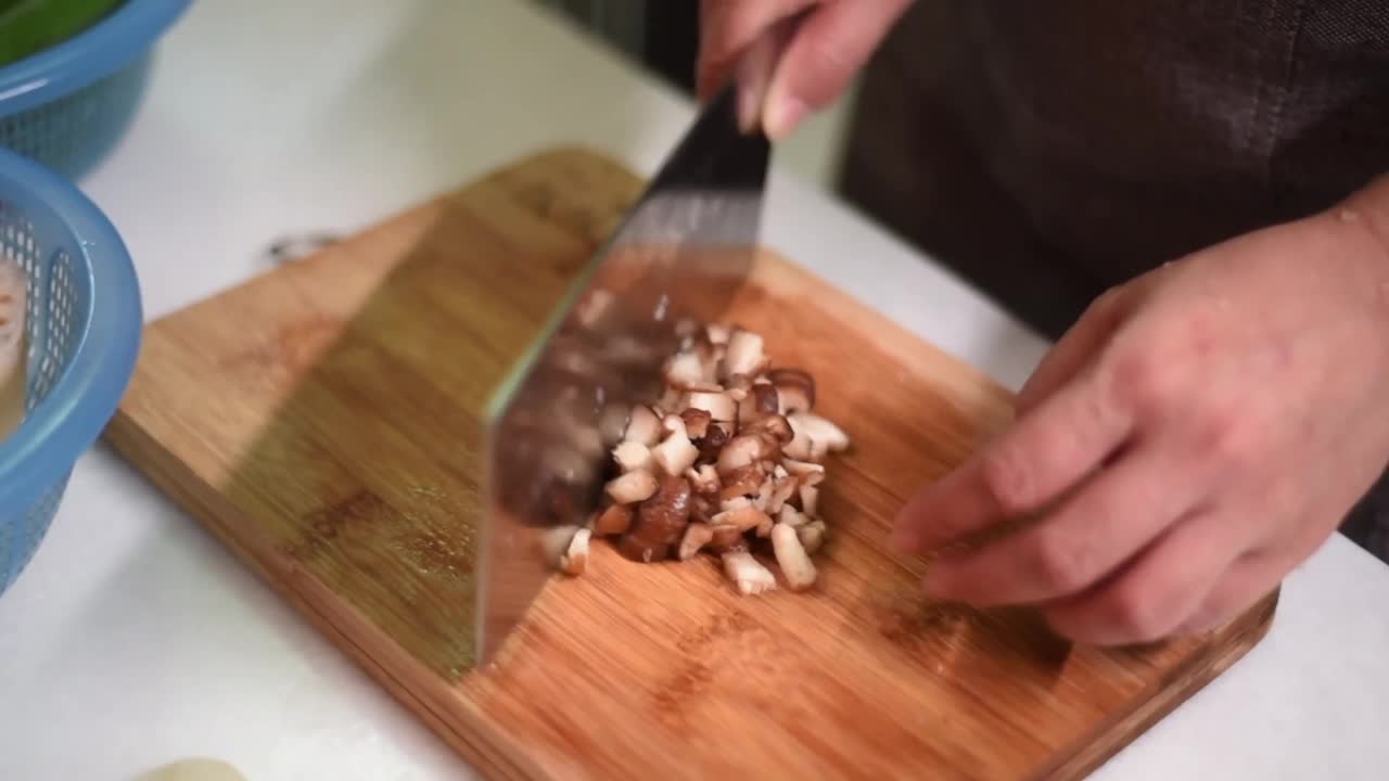 客厅里的女人手持菜刀在切蘑菇视频下载