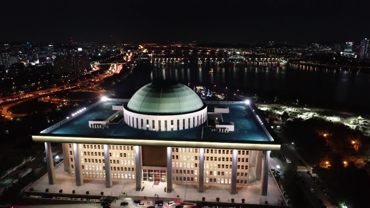 首尔永登浦区汉江附近汝矣岛国会大厦和市中心的夜景视频素材