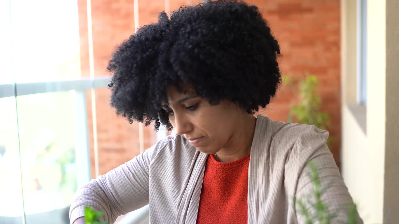 在家照顾植物的女人视频素材