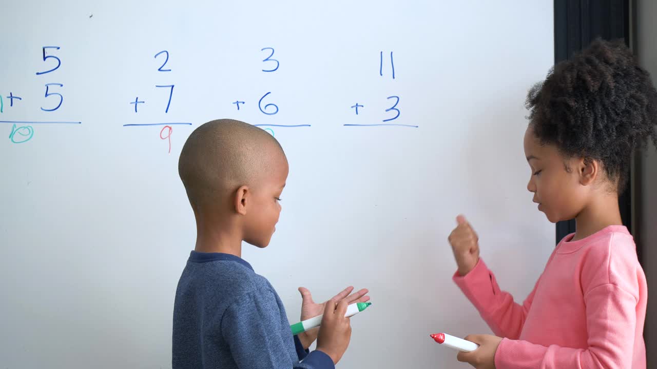 两个非裔美国孩子在白板上做数学题视频素材