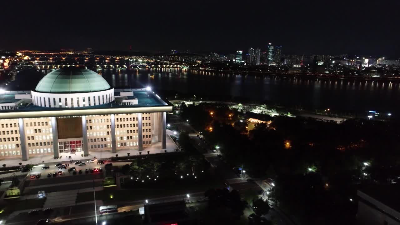 首尔永登浦区汉江附近汝矣岛国会大厦和市中心的夜景视频素材