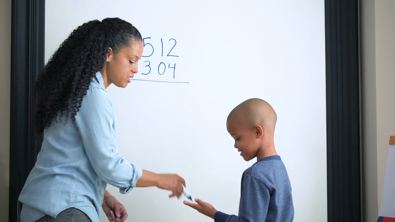 非裔美国母亲在家教育儿子，教数学视频素材