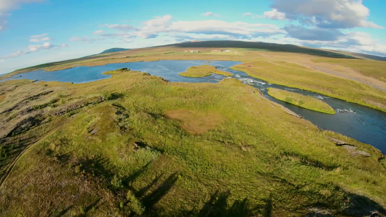鸟瞰冰岛河流流入大海视频素材