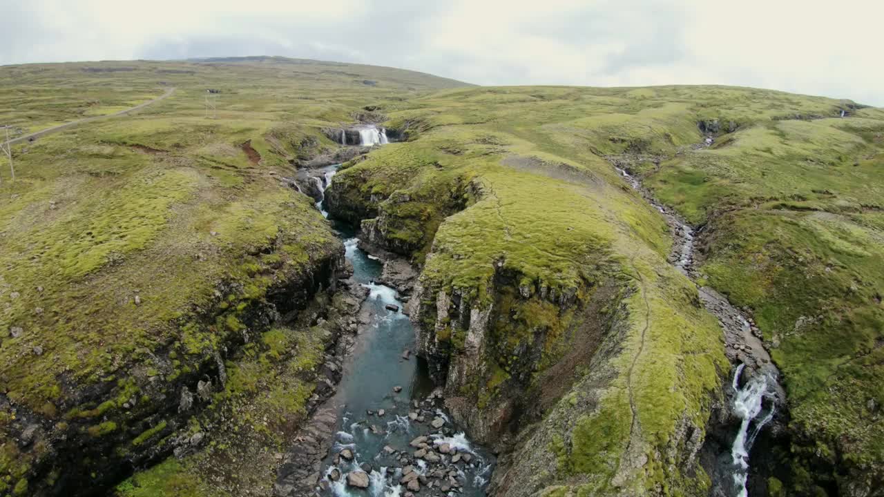 鸟瞰图的冰岛河平移瀑布视频素材