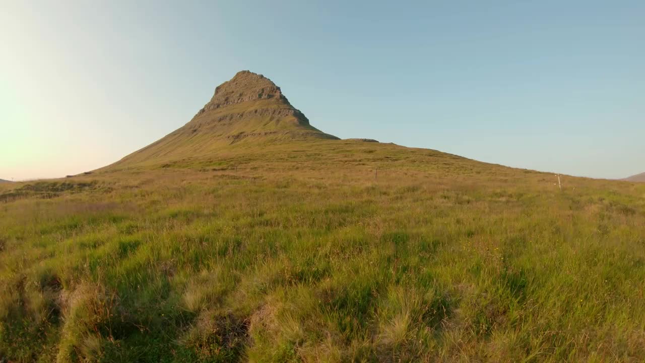 冰岛平原上的无人机视频素材