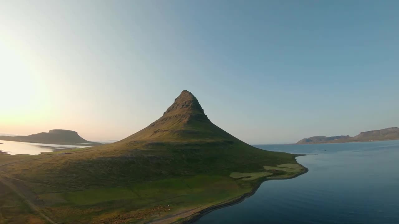 无人机冰岛山的POV视频素材