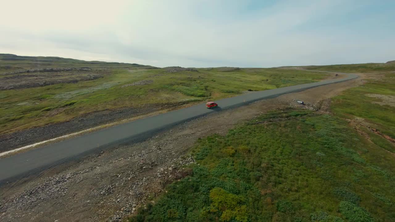 鸟瞰货车行驶在冰岛的道路上视频下载