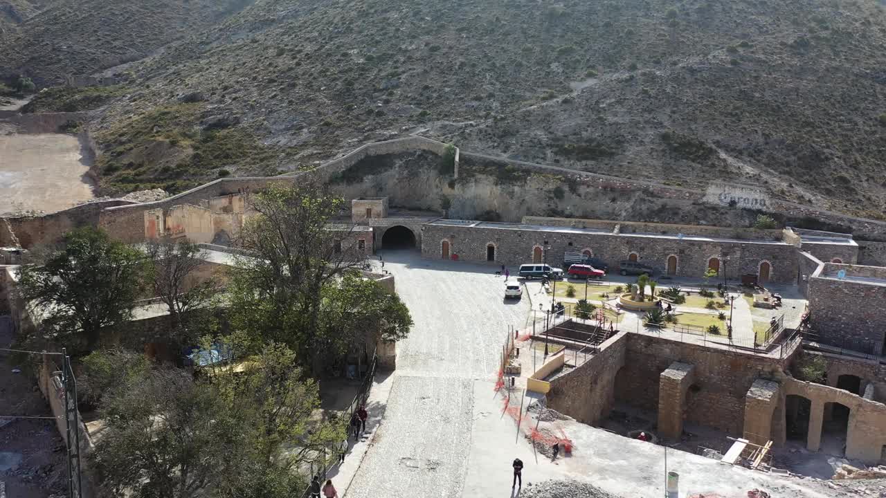 墨西哥圣路易斯市Potosí的一个废弃矿井入口。视频下载