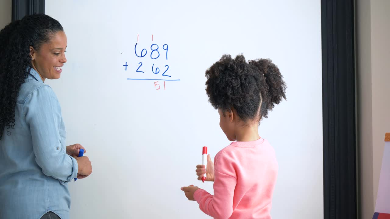 母亲在家教女儿，在白板上做数学视频下载