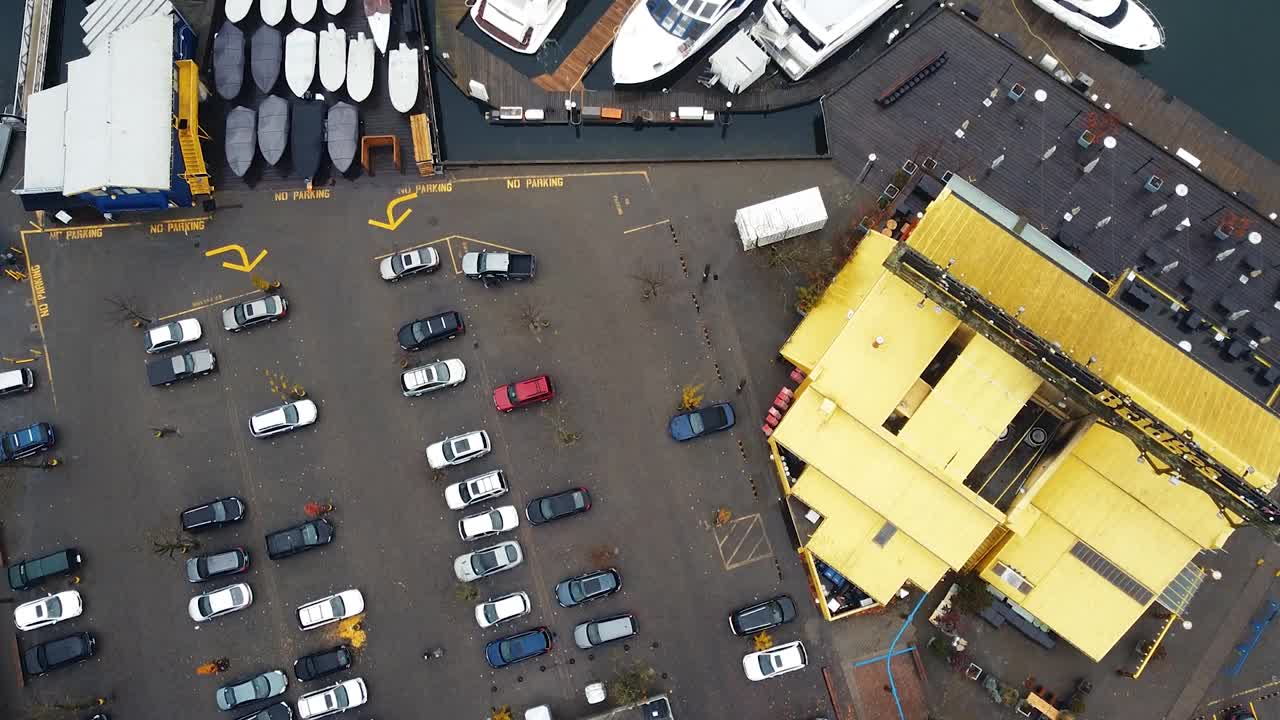 从上到下的观点停车在加拿大岛与船在码头附近视频下载