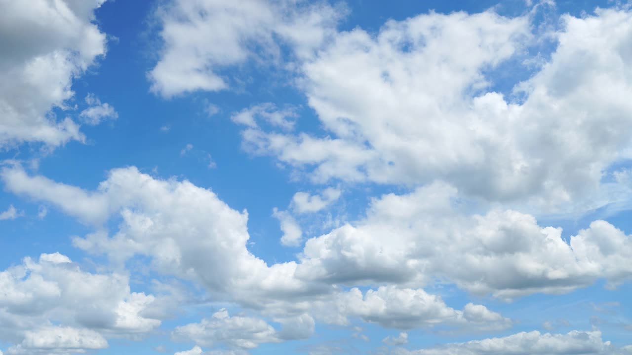 多云的天空间隔拍摄。视频下载
