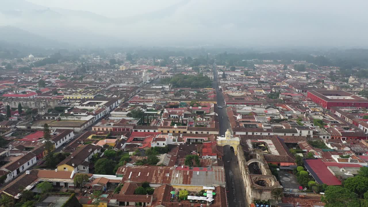 危地马拉安提瓜的无人机视野。飞过被联合国教科文组织保护的圣地亚哥大教堂和安提瓜主广场中央公园。美丽的罗马天主教大教堂。视频下载