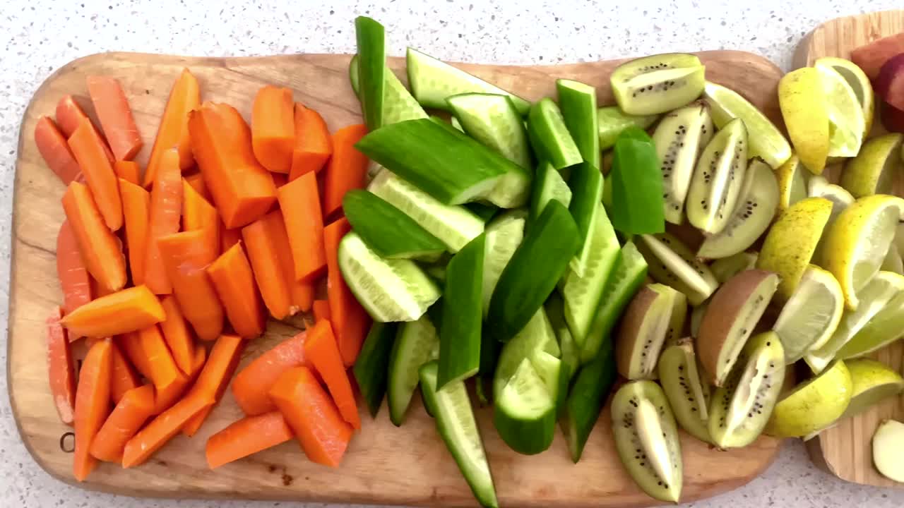 冷压榨汁准备水果和蔬菜榨汁机视频下载