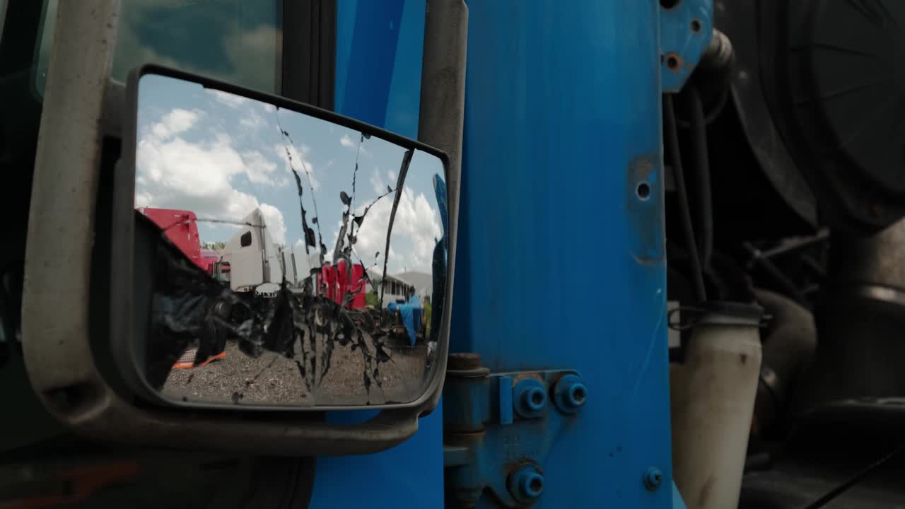 近景的镜子旧破卡车在废铁场附近的城市视频下载