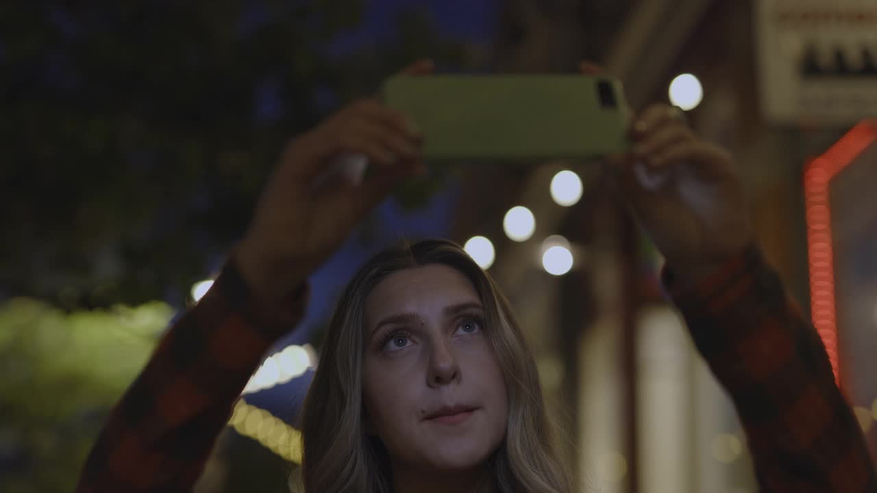 近距离拍摄的妇女在户外与手机在晚上/普罗沃，犹他州，美国视频下载
