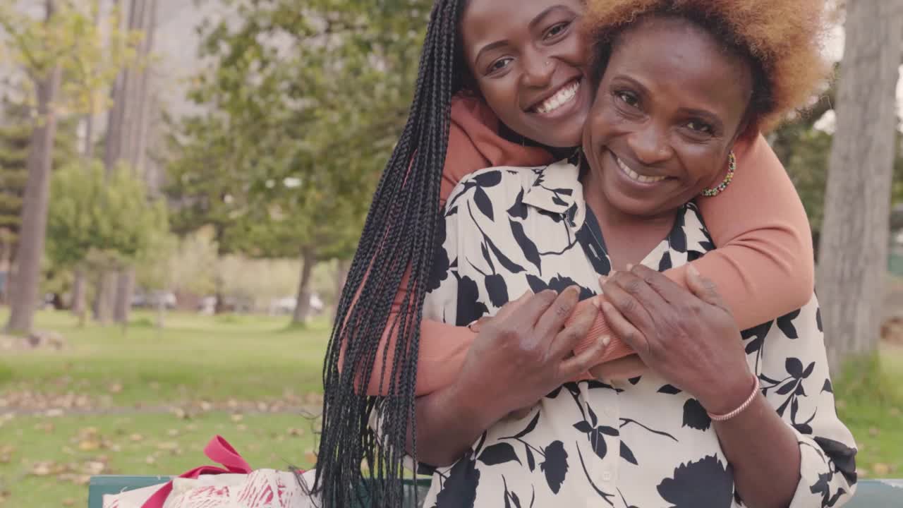 一个成年女人和她女儿站在公园外面的4k视频视频素材