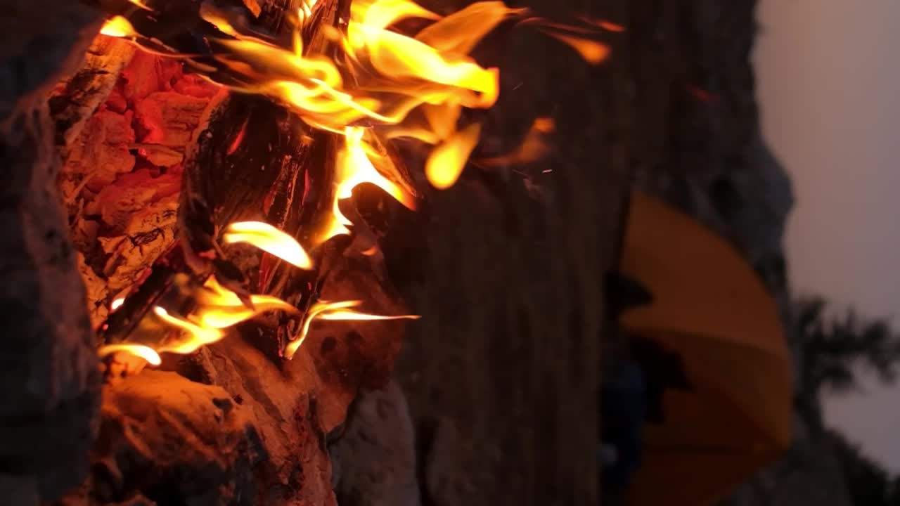 山上旅游营地的篝火在燃烧。视频素材