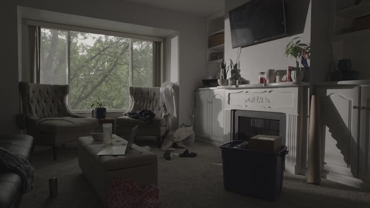 忙碌的女人打扫凌乱的客厅然后休息的时间流逝/普罗沃，犹他州，美国视频素材