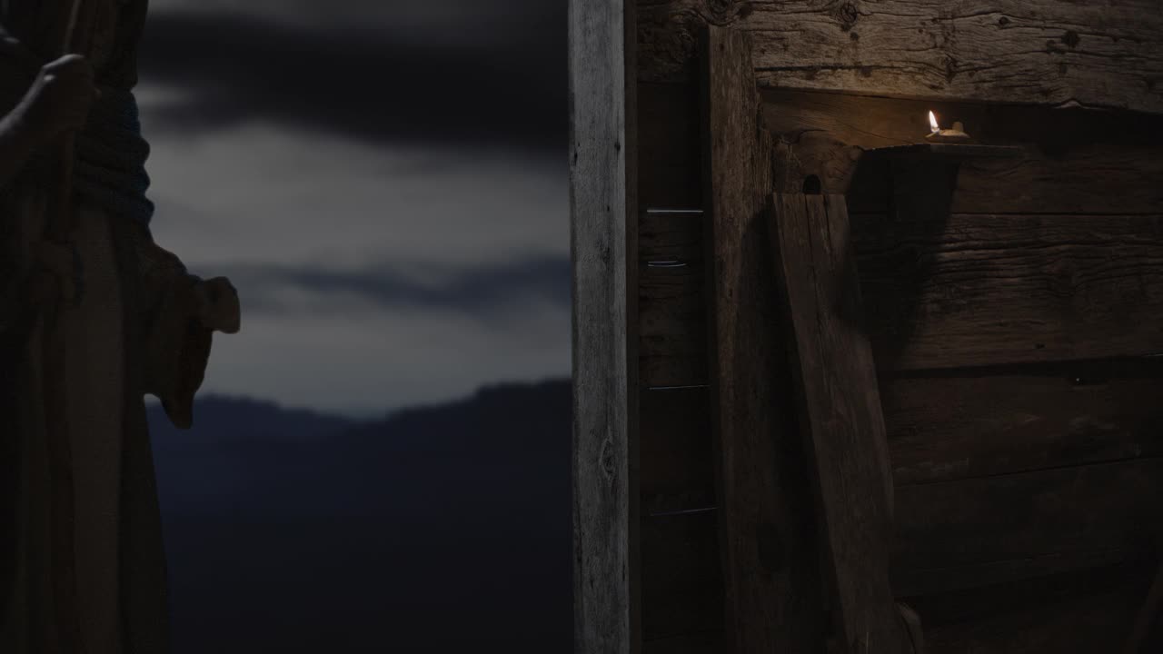 牧羊人在晚上进入谷仓门口/雪松山，美国犹他州视频下载