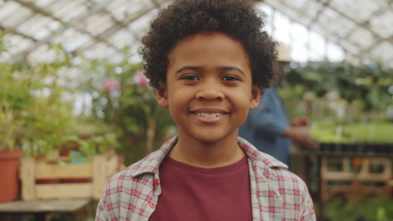 温室里快乐的美国黑人男孩的肖像视频素材