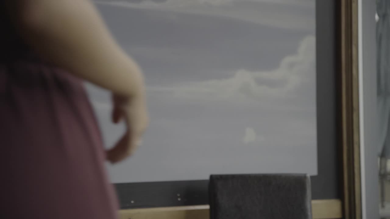 美国犹他州普罗沃，一名女子向朋友炫耀订婚戒指视频素材