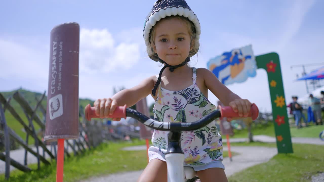 女孩在自行车慢动作的乐趣视频素材