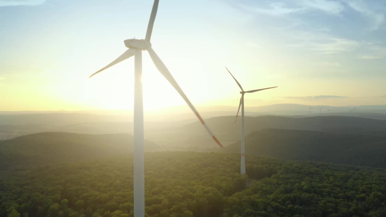 日落时的风力涡轮机视频下载