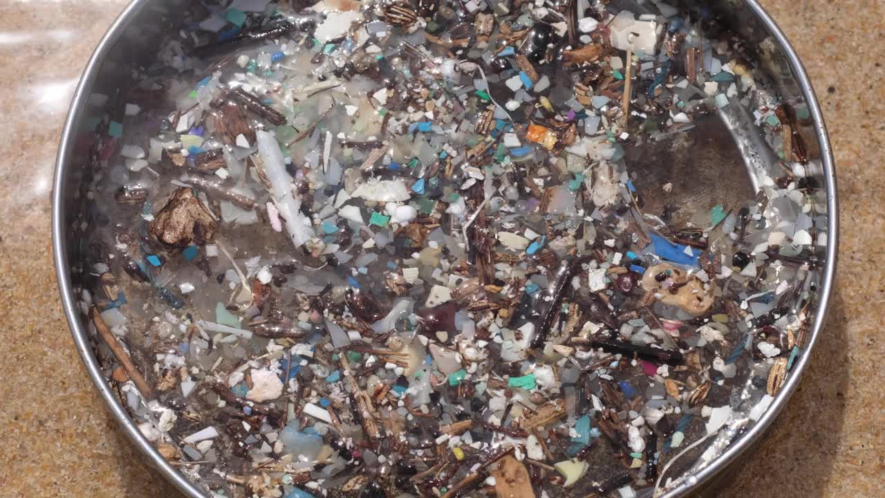 漂浮在海水中的小塑料碎片，又称微塑料污染。视频下载