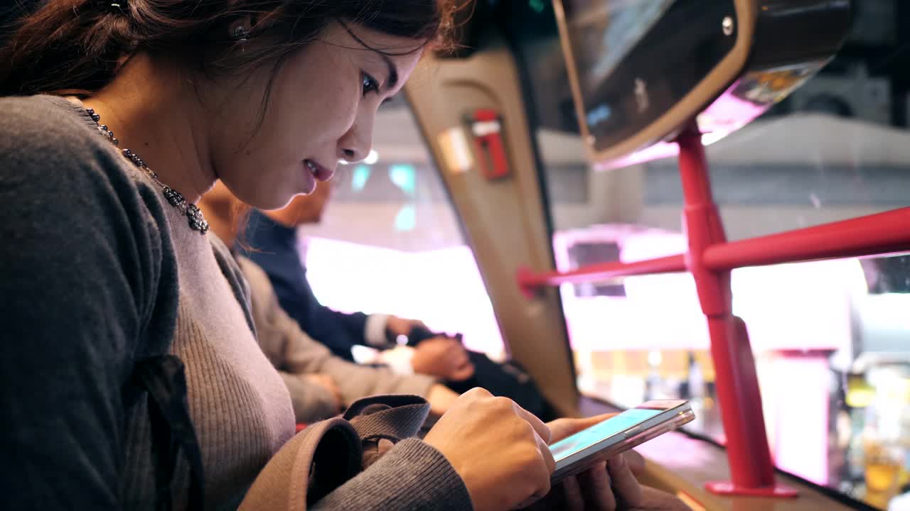 女人在使用电话城市公交车视频下载