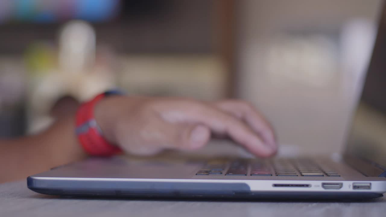 亚洲商人使用笔记本电脑打字工作视频素材