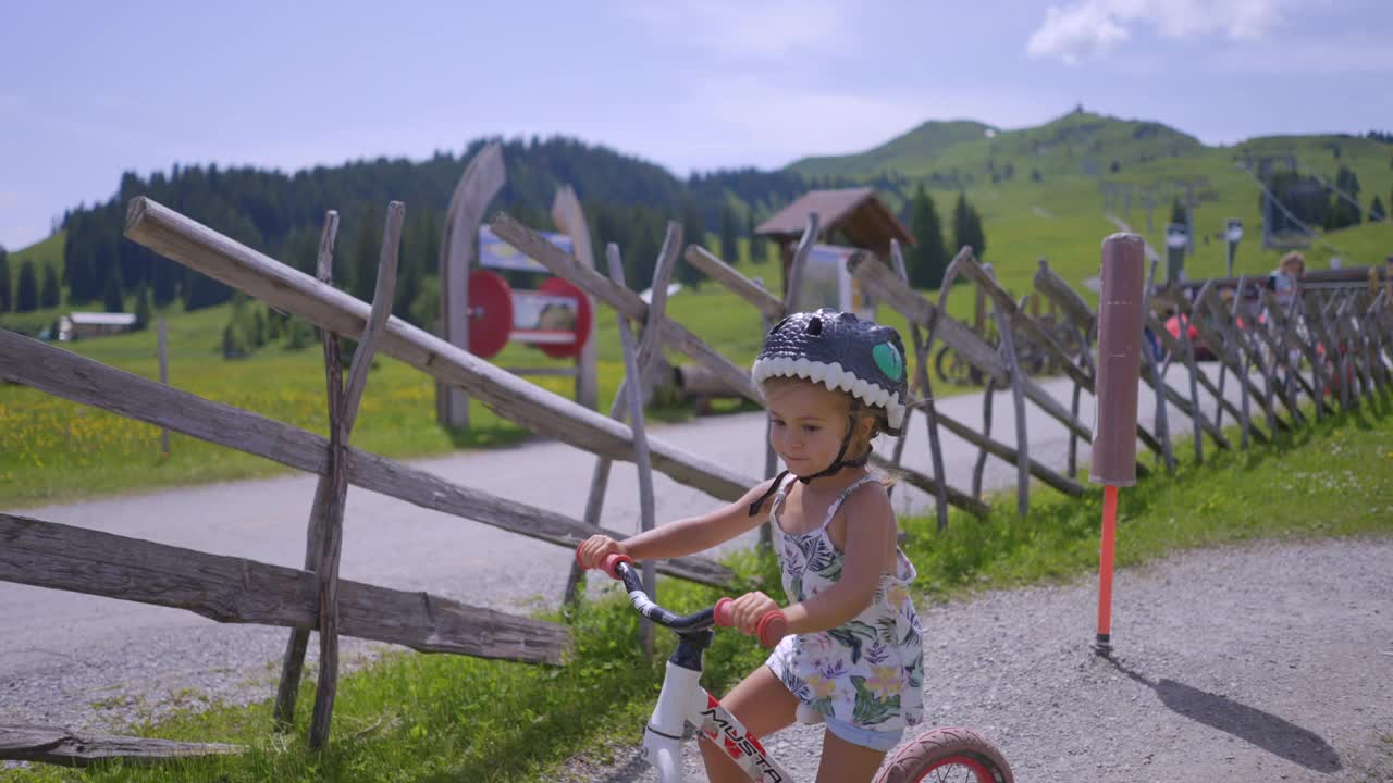 女孩在自行车慢动作的乐趣视频素材