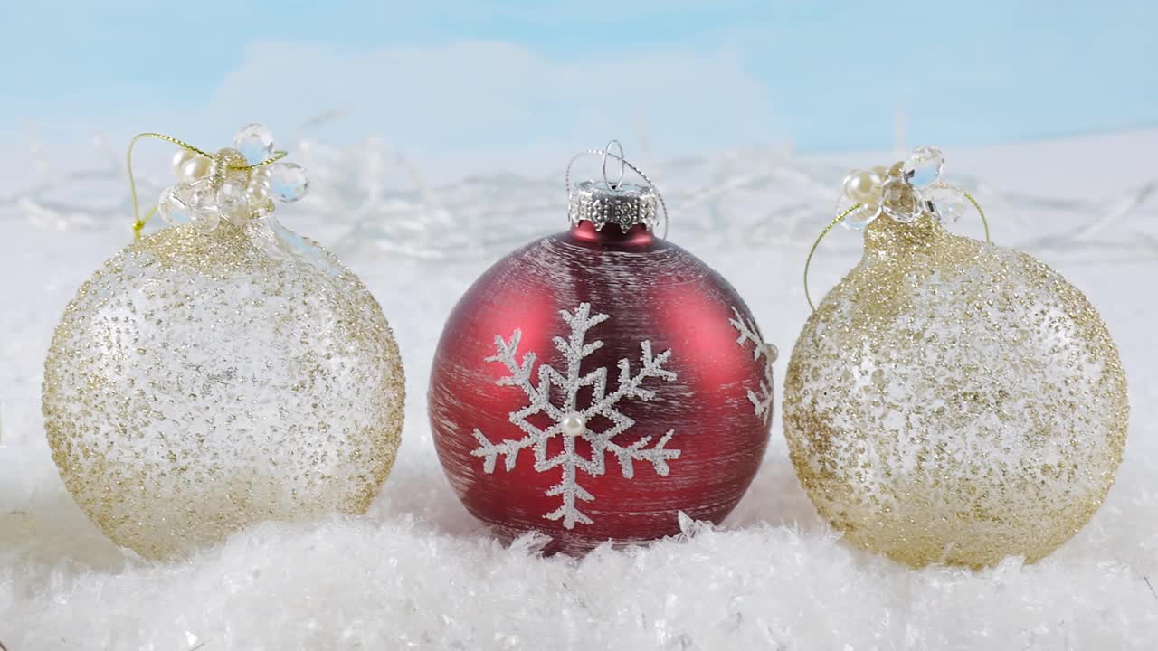 圣诞假期。新年的装饰。雪地里的球。OrnamentChristmas假期。新年的装饰。雪地里的球。点缀视频素材