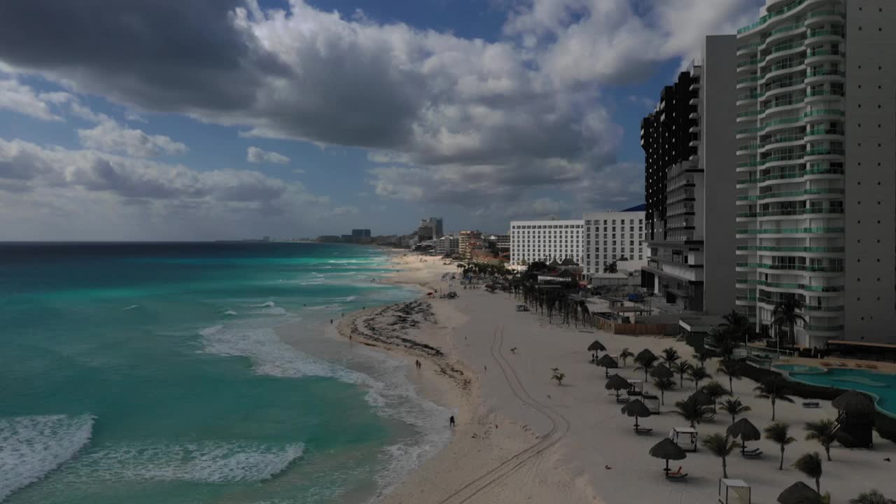 鸟瞰美丽的墨西哥坎昆海滩与豪华酒店和度假胜地。用4K无人机拍摄的旅游、旅游和度假概念。无人机在坎昆海滩的海岸线上空飞行。视频下载